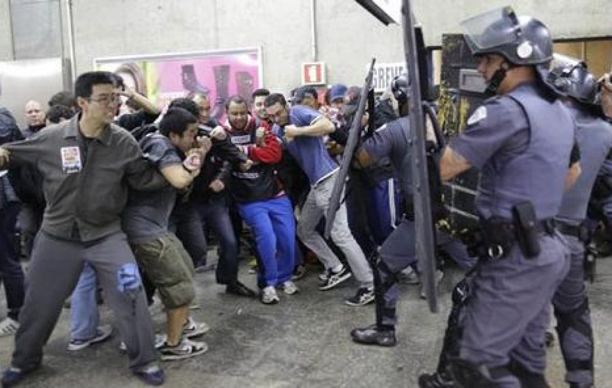 Chocan policías y maestros en huelga en Sao Paulo