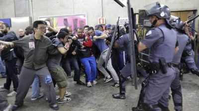 Chocan policías y maestros en huelga en Sao Paulo