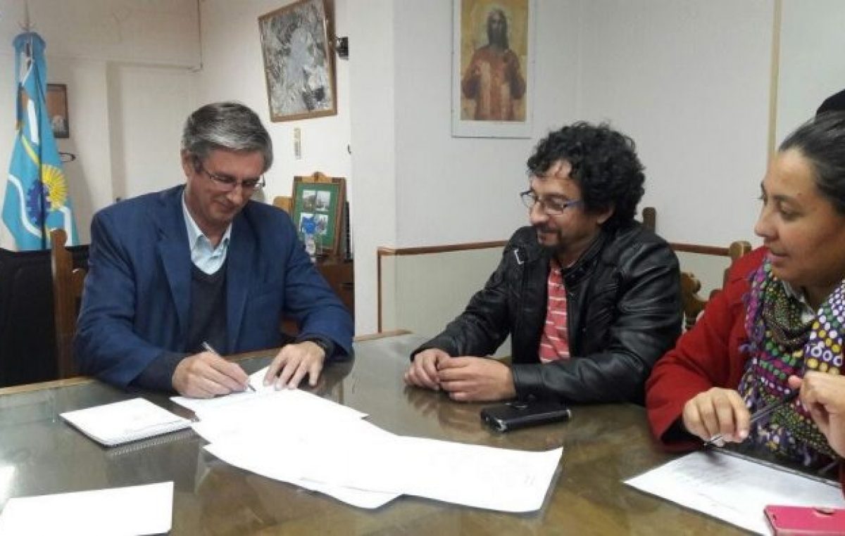 El intendente de Esquel firmó acuerdo con gremios y habrá un 18 % de aumento salarial para los municipales