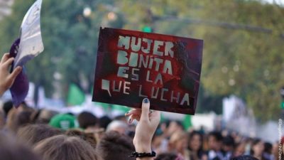 Paran y se movilizan las mujeres de Argentina y el mundo: “Basta de ajuste y despidos, aborto legal ya”
