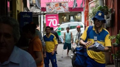En Río, el correo cobrará una “tasa de violencia” para entregar encomiendas