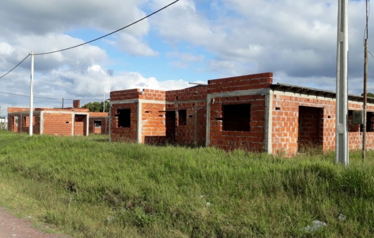Tres años para terminar 75 casas: en Lezama, la oposición pidió declarar la Emergencia Habitacional