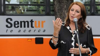 La intendenta de Rosario insiste ante Macri por más subsidios al transporte urbano