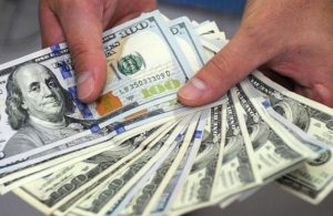 Caída del salario: el sueldo mínimo perdió más de 200 dólares en los últimos dos años y medio