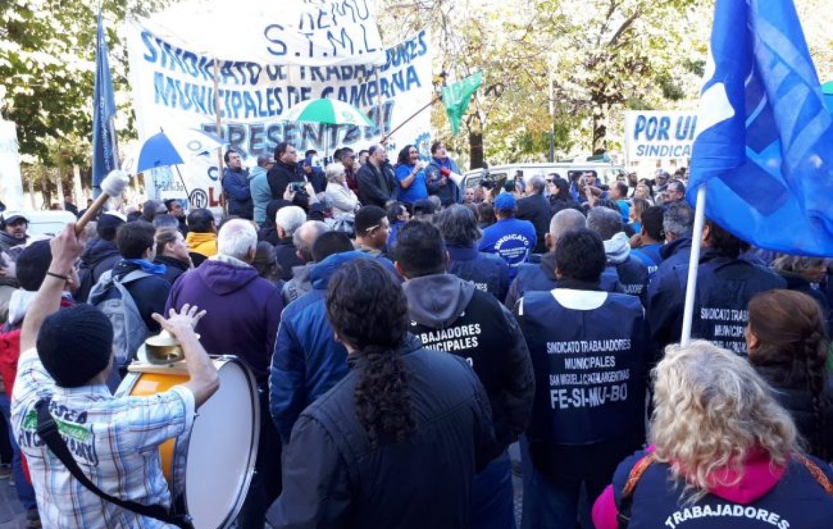 Masiva movilización de trabajadores municipales en Luján