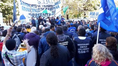 Masiva movilización de trabajadores municipales en Luján