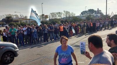 Cientos de vecinos de Chascomús salieron a la ruta 2 a protestar contra los despidos