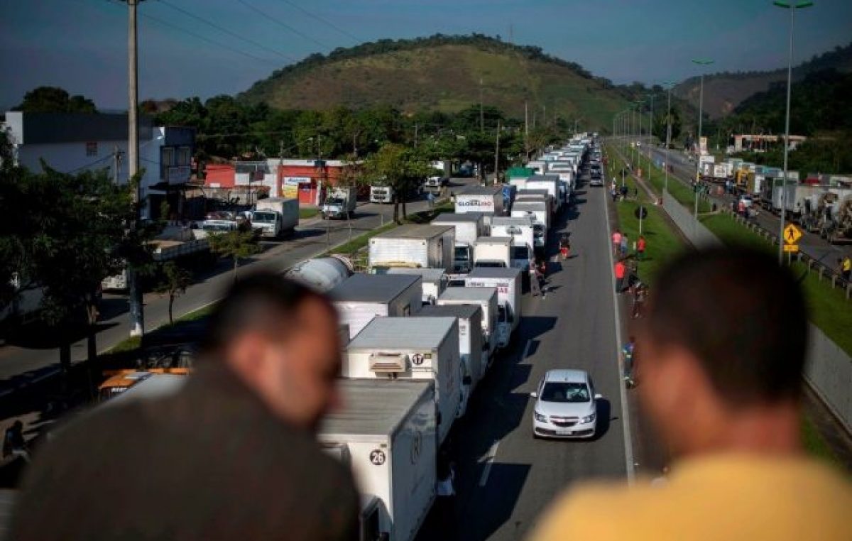 Brasil: la policía se suma a la protesta de los camioneros