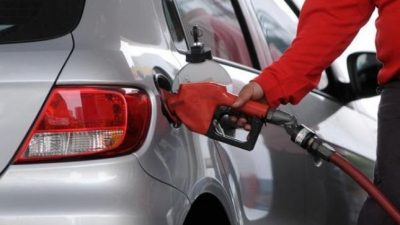 Desesperado por la inflación, el Gobierno pidió a las petroleras que posterguen aumentos