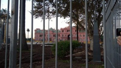 Primero fueron los pañuelos de las Madres y ahora ponen rejas en la Plaza de Mayo