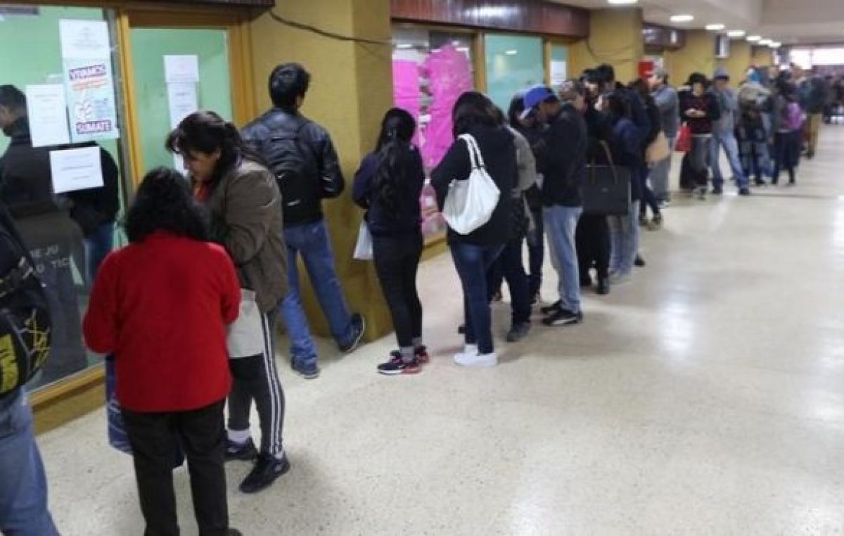 Gran fila de desempleados llegó a la Bolsa de Trabajo de Jujuy