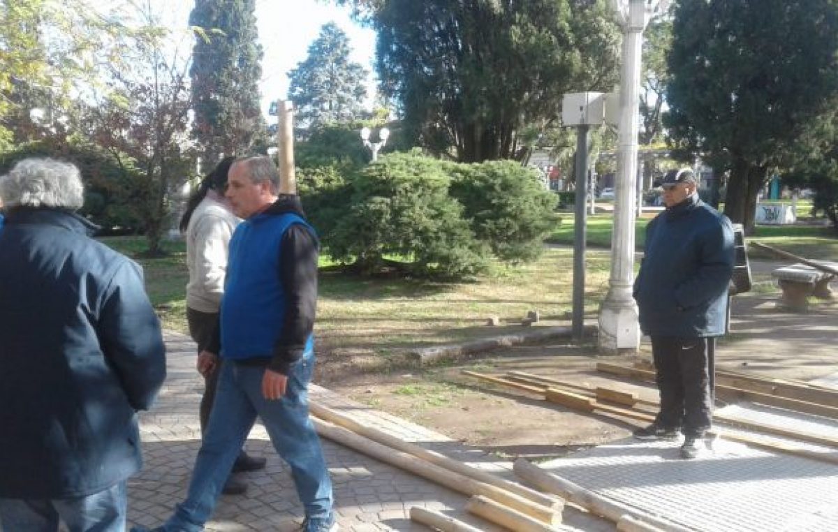 Trabajadores municipales de Luján levantan una carpa de protesta