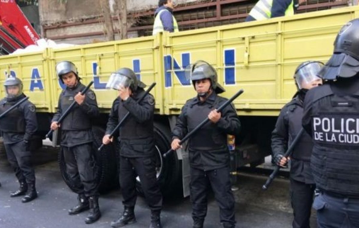 Impresionantes imágenes: el barrio de Once completamente militarizado por la policía de Larreta