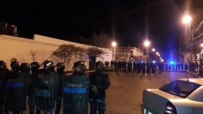El mundial de la represión: balas de goma y gases lacrimógenos contra los docentes de Chubut