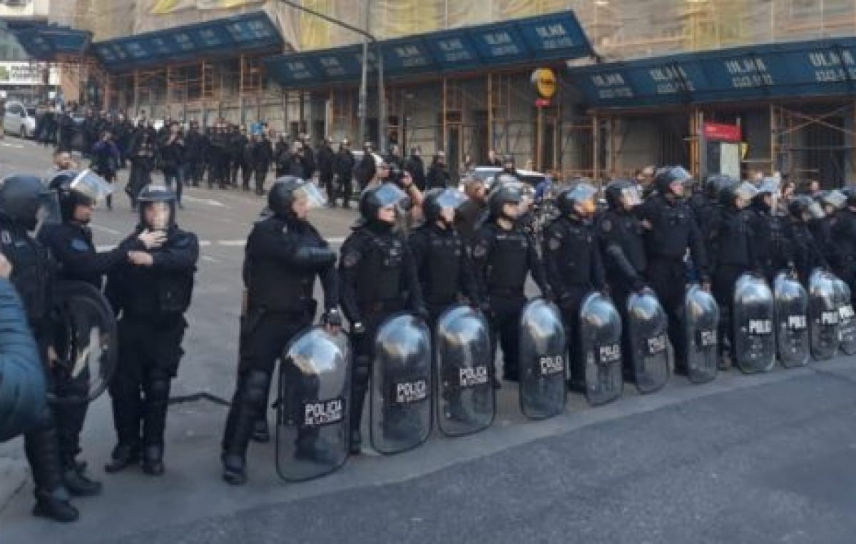 Ciudad militarizada: desmesurado despliegue policial por los despidos en la Agencia Télam