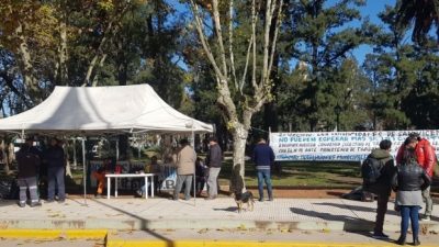 Protestan los municipales de San Vicente con una carpa en la plaza