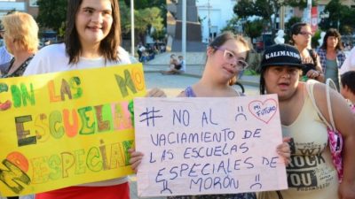 Familiares denuncian que el municipio de Morón quitó el transporte a chicos discapacitados