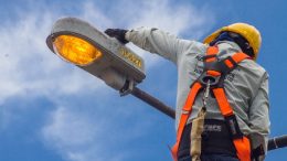 Santa Fe: Plantean descontar de la coparticipación las facturas de alumbrado que los municipios no paguen