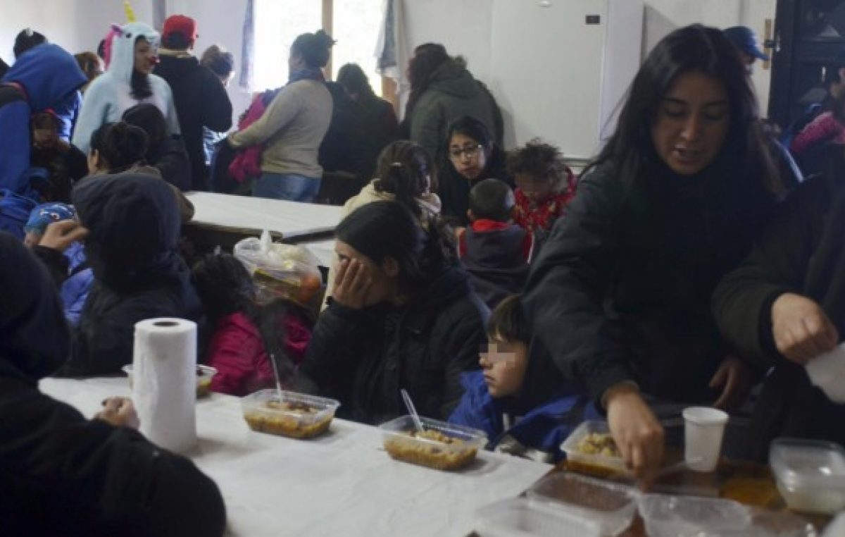 Cada vez más familias reciben comida en los barrios de Bariloche