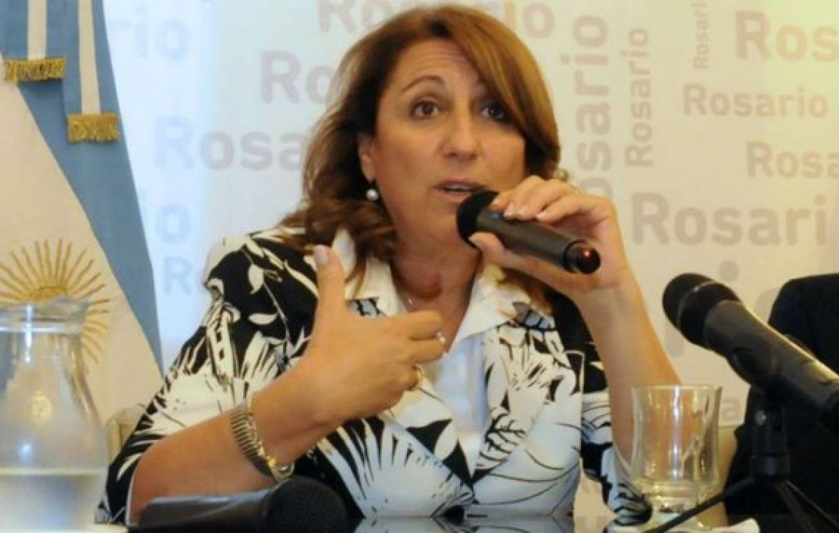 La intendenta de Rosario aseguró que con el fin del fondo sojero se castiga al interior