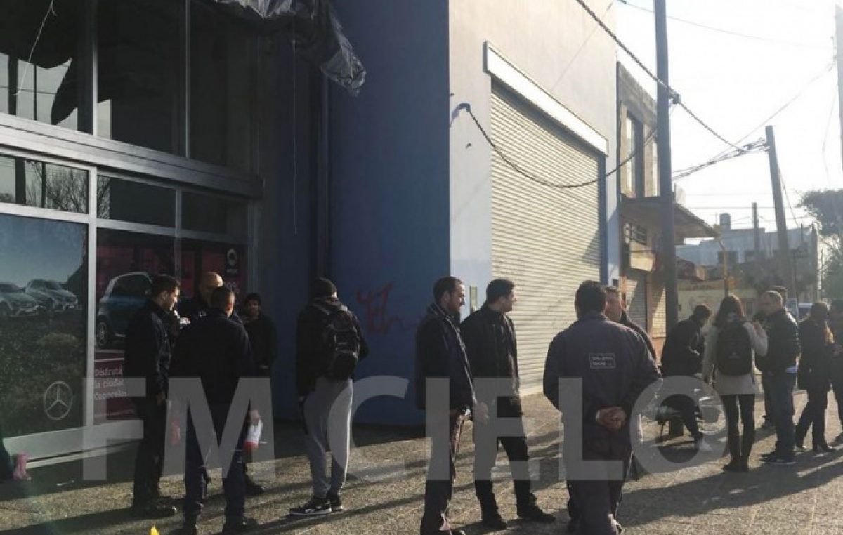 Cerró Mercedes Benz en La Plata y dejó a veinte trabajadores en la calle