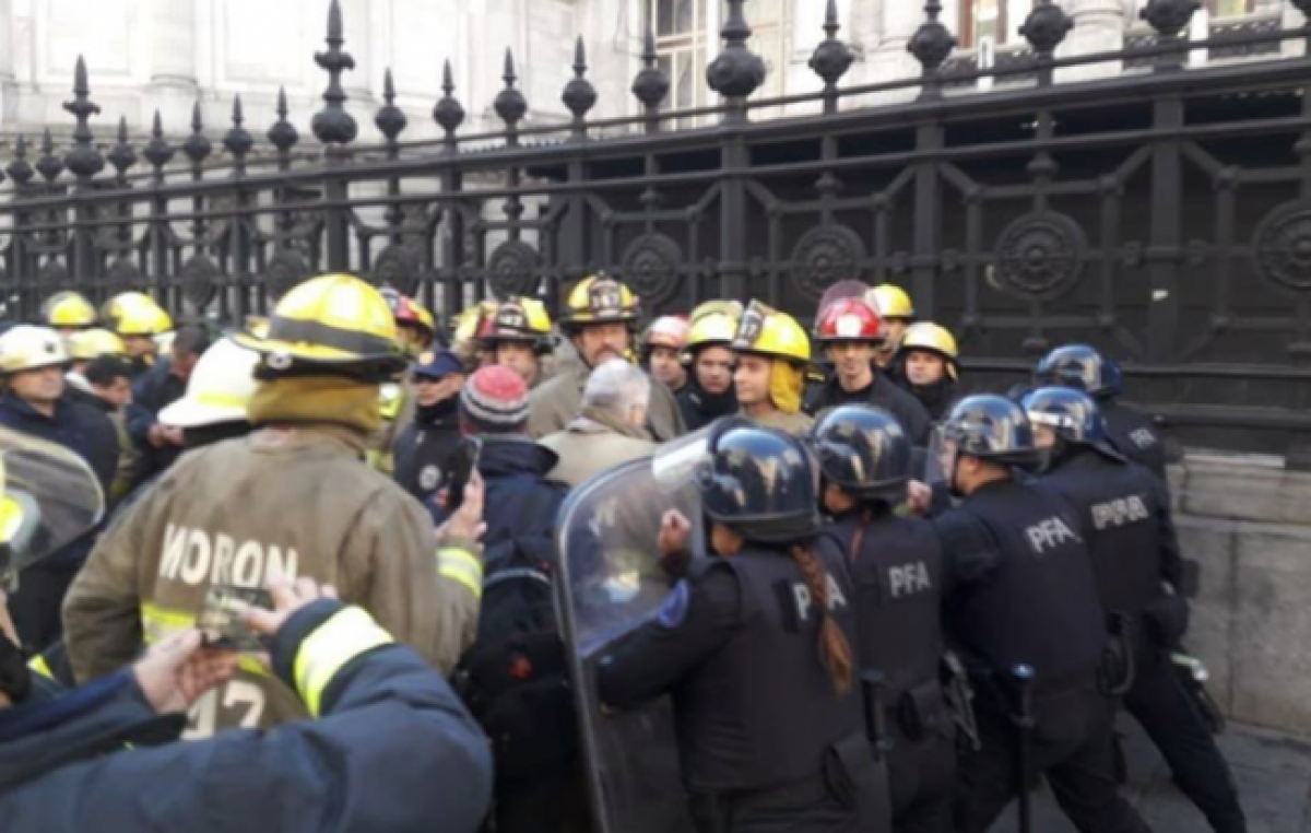 Cercados por un celoso operativo policial los bomberos protestaron ante el Congreso