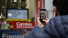 El dólar cerró a 41,50 pesos en otra jornada frenética en la city rosarina