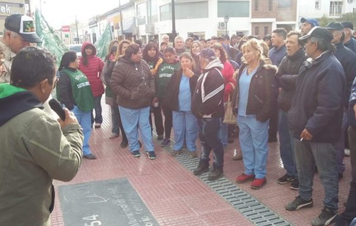 Patagones: los trabajadores municipales marcharon por la ciudad y esperan una nueva oferta