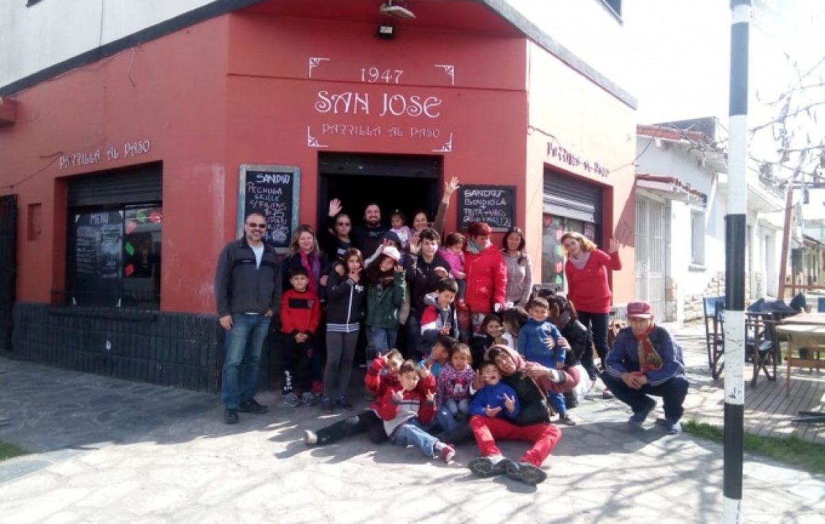 Solidaridad frente a la crisis: una parrilla de Mar del Plata organiza almuerzos para chicos que asisten a comedores