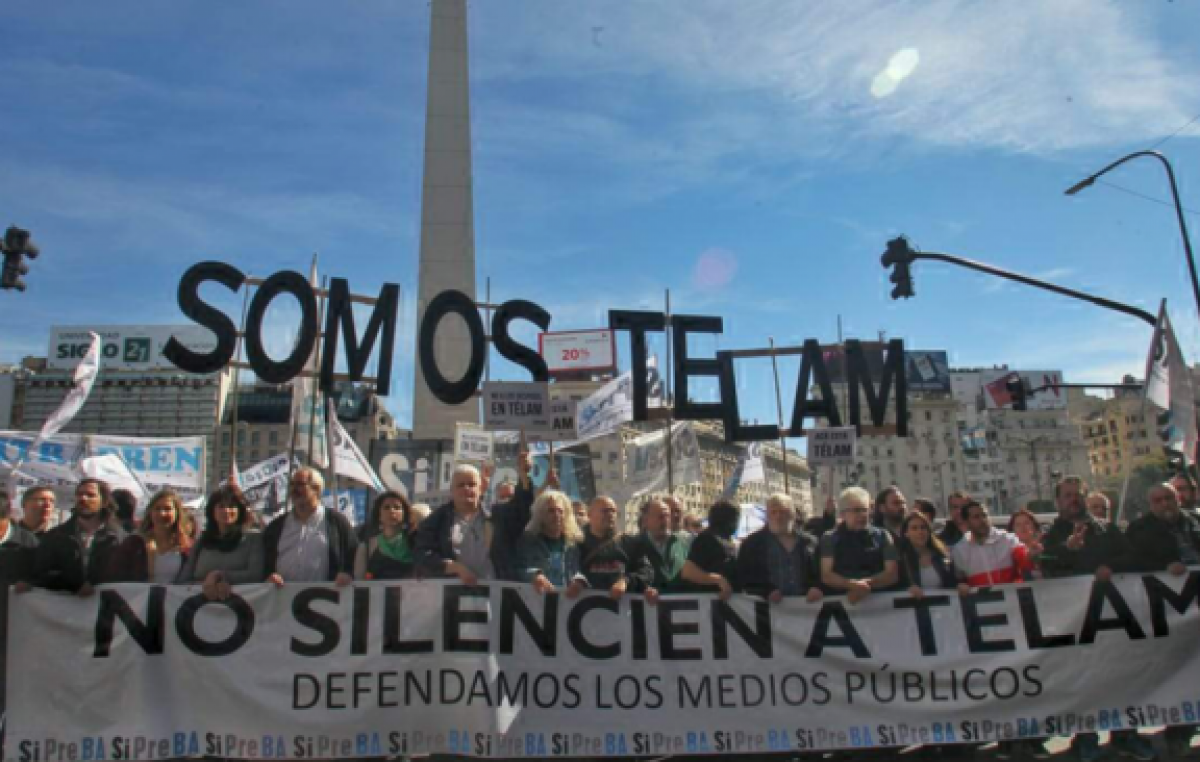 Prensa marcha por las reincorporaciones en Télam y en defensa de los medios públicos