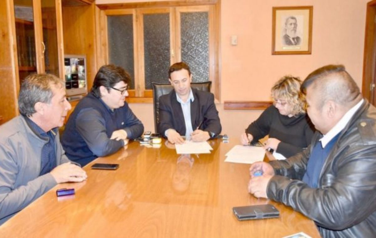 Maderna firmó con gremios un aumento salarial del 15% para empleados municipales de Trelew