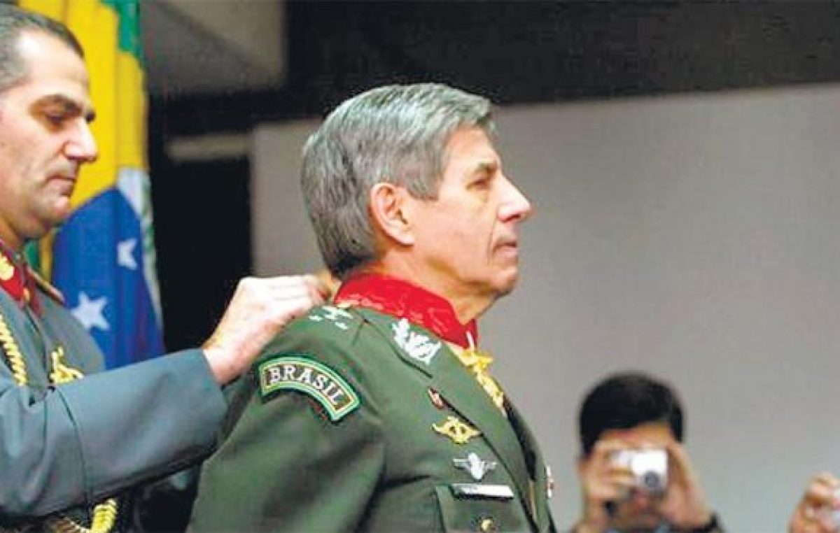 Un gabinete brasileño color verde militar