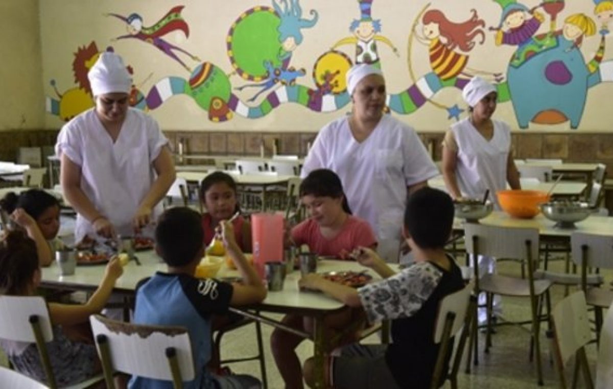 Rosario: Cada vez más chicos comen en la escuela y los padres piden las sobras