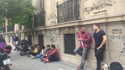 Espera y largas filas para conseguir trabajo en la Municipalidad de La Plata