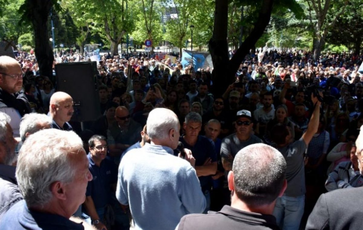 Mar del Plata: los municipales tensan el conflicto y levantan una carpa blanca frente al municipio