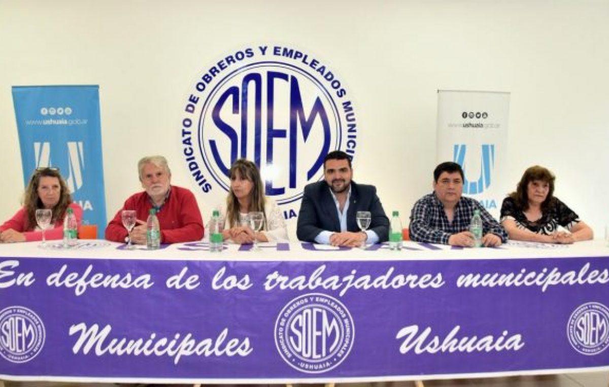 El intendente de Ushuaia hizo entrega de 32 decretos de adjudicación a los afiliados al SOEM