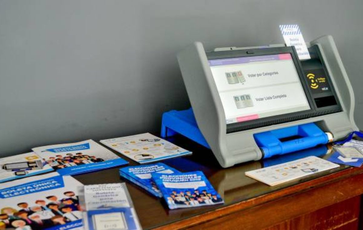 Neuquén sale a capacitar a los municipios en el voto electrónico