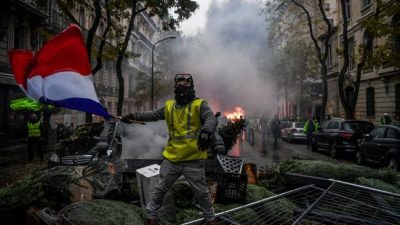 Macron cedió a la protesta de los chalecos amarillos