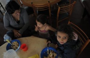 Dos mil familias mendocinas reciben $140 por mes para comer