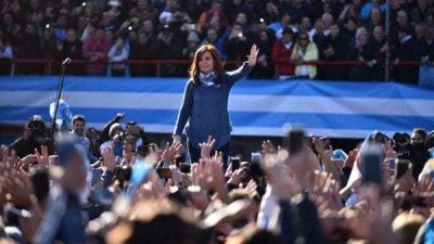 Alta desaprobación a Macri, favorece a CFK en un balotaje