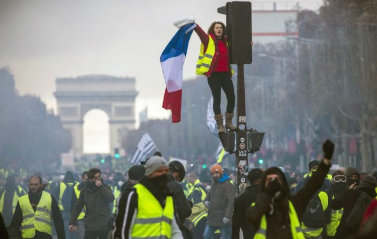 Francia: Los chalecos amarillos ganan respaldos