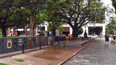 Señales de abandono y deterioro en plazas y fuentes de Rosario