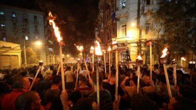 “Jueves de antorchas”: Multitudinaria marcha en Mar del Plata contra los tarifazos