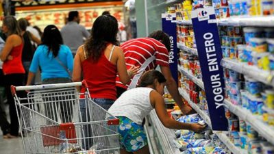 Argentinos se endeudan para comprar artículos de primera necesidad