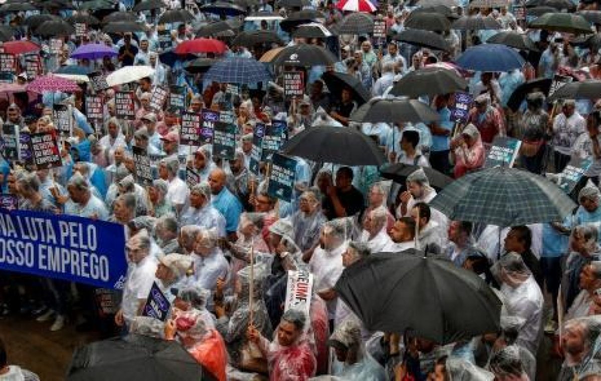 Multitudinaria movilización contra el cierre de fábrica de Ford en Brasil