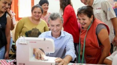 Macri posó con una máquina de coser que se dejó de fabricar en el país por el impacto de sus políticas económicas
