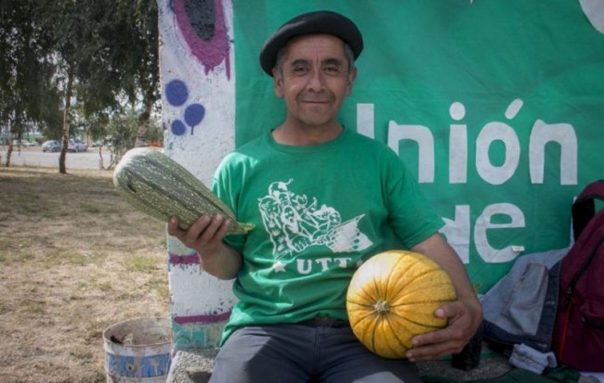 Productores de Bariloche regalaron verduras en respaldo a sus colegas de Buenos Aires 