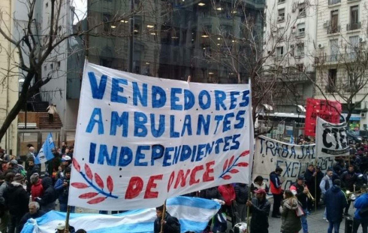 Crisis sin fin: aumentó un 252% la venta callejera en la Ciudad de Buenos Aires