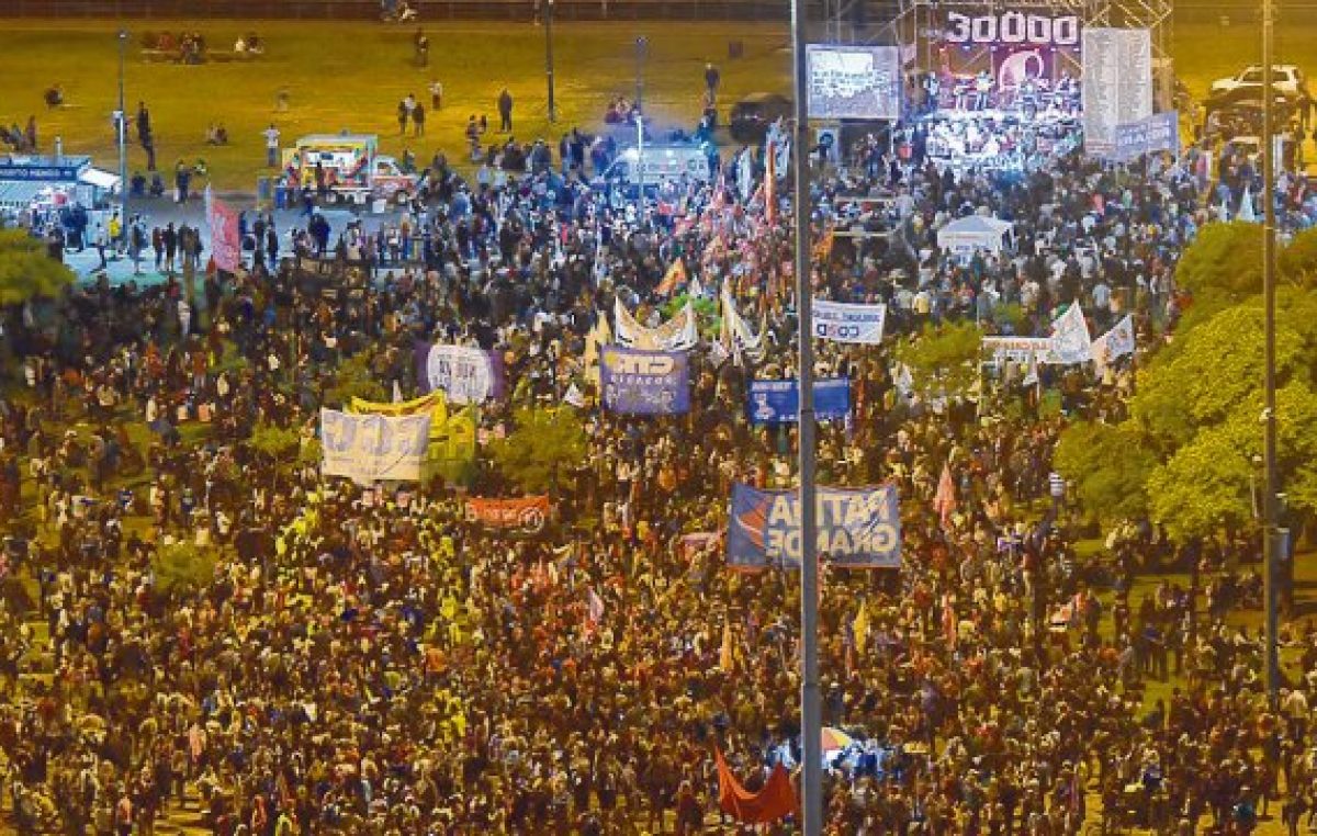 Rosario: Una marcha sin fin repudió el golpe del 76 y rechazó el ajuste de Macri