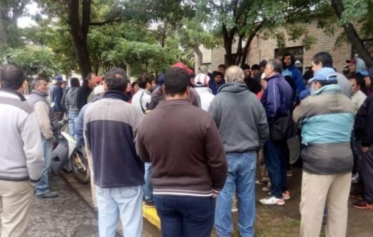 Fray Mamerto Esquiú: trabajadores municipales cortan la ruta 41 en reclamo por un aumento salarial